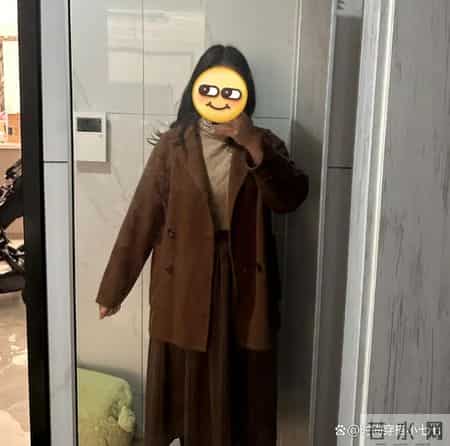 女人一旦过了50岁，这3种“大妈色”尽量别穿了，显老土、廉价！