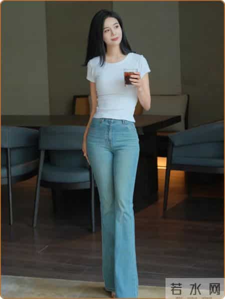 白T+微喇裤+小挎包”，真的，春夏就要这么穿，不用说话，气质已经先到位了！