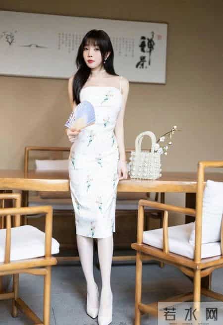 吊带的旗袍连衣裙，低调的色彩搭配素雅的印花，休闲雅致感十足