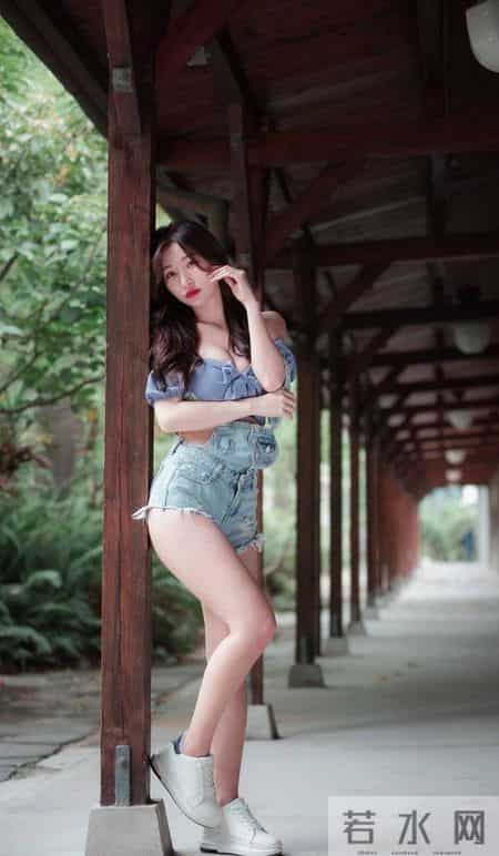 蓝色抹胸小衫搭配牛仔短裤，减龄又时尚，尽显十足女人味