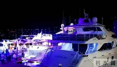 空姐参加海天盛筵，三天后下船时诡异“摸鼻”，男友读懂她的暗号