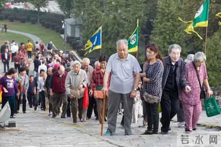 悲剧！六旬老人跟团游时猝死，曾连续2天凌晨集合，法院判了，律师：旅行社未尽法定告知与安保义务