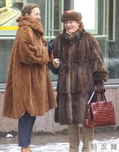 被法国奶奶的皮草大衣穿搭惊艳！配裤子、裙子都好看，特洋气显贵