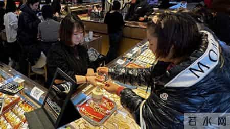中国奢侈品市场现回暖迹象，年轻人称“还是不如买黄金”