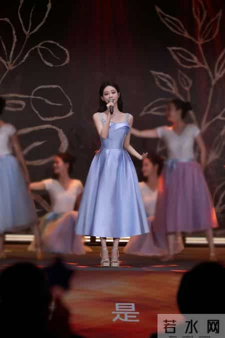 脚神祝绪丹美脚丫配银色一字带高跟鞋绝了