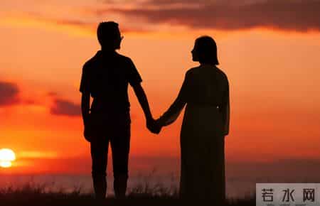 相亲上演荒诞局：闺蜜围坐，男人退场，谁真正被淘汰了？