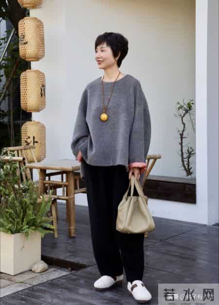 这位奶奶太会打扮！63岁穿得像40岁，洋气又减龄，值得借鉴