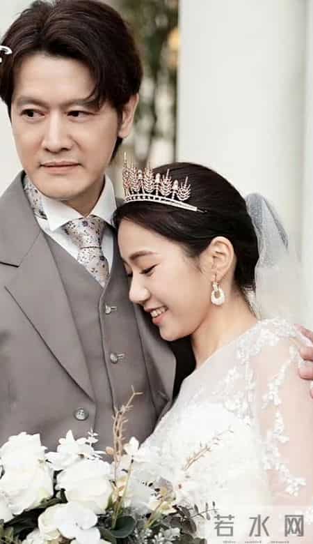 他忘不掉初恋，却爱上了两个女人，如今45岁仍未婚