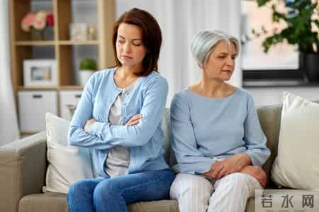 婆婆去年过年给儿媳转一万没动静，今年转两万盼回声，快别指望了