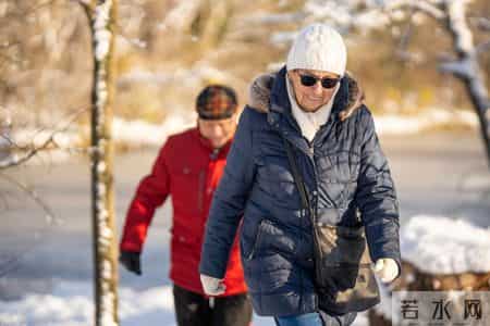 天气寒冷,常戴帽子好吗?医生:过了69岁,戴帽子千万注意这几点