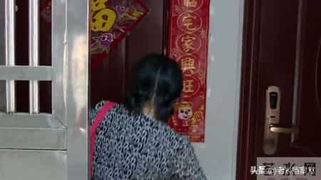 六旬母亲睡楼道一天一夜，大女儿视若无睹，她是家庭版的武则天