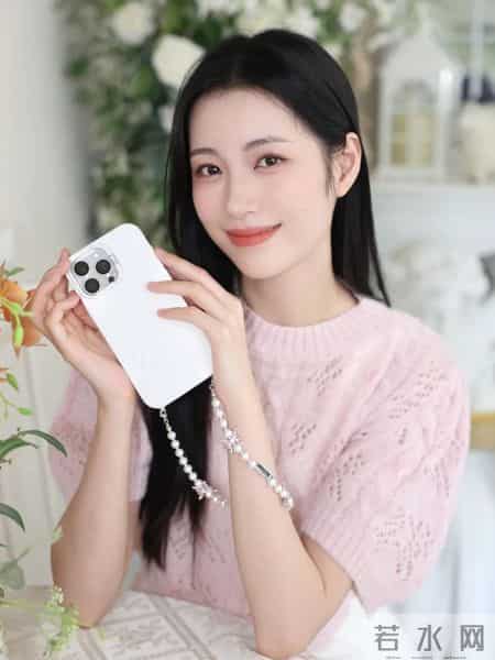 粉白配色穿不好显幼稚？用“软硬材质混搭”破局，甜而不腻