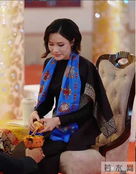 贵妃最后1站！印度小学做功德，戴爱马仕上万披肩 心情沉重不开心