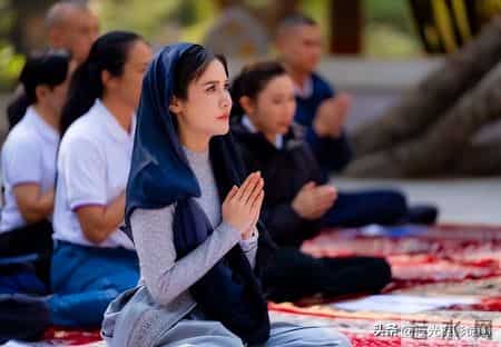 诗妮娜贵妃印度之行结束，4天换了5套造型，41岁生日复出试水成功