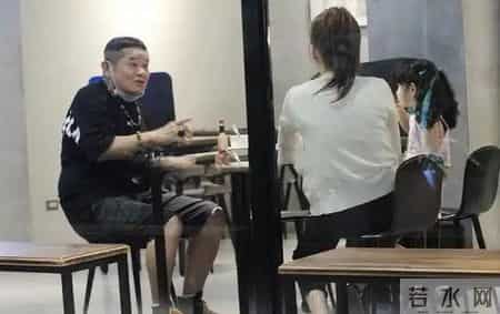 他娶了小24岁妻子，婚后生一儿一女，妻子一夸他帅就会飘