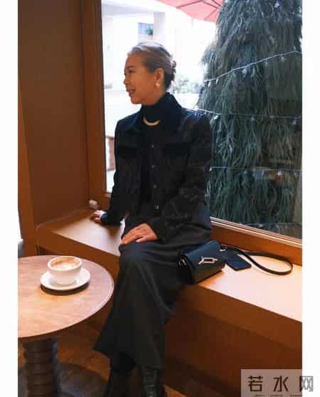 又发现一位超会穿的大姐，62岁打扮时髦洋气，不特别显年轻但气质