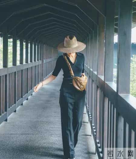 53岁富冈佳子为何如此受欢迎？除穿搭连头发都有人模仿，看完就知