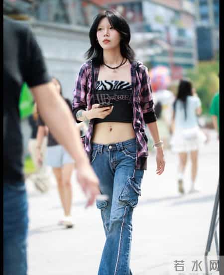 到成都才察觉：街头随处可见“抹胸+低腰裤”，露腰展身姿，很吸睛