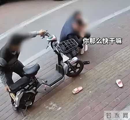 男子边打电话边看孩子，女儿被撞伤，母亲看完监控退回500元赔偿：是爸爸监护不力，和他电话微信互相拉黑