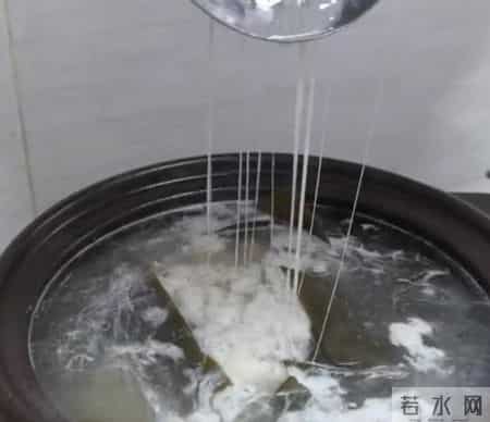 重庆一女子买海带炖猪脚,结果煮到一半时被吓到,怎么有这么多的粘液,这锅汤还能喝吗?网友:可能是买的猪脚里注入了胶