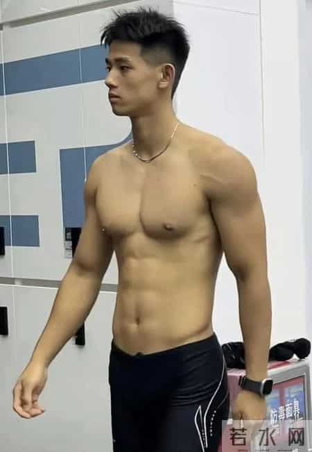 超火的广州体育生五颗星去当男模了！？