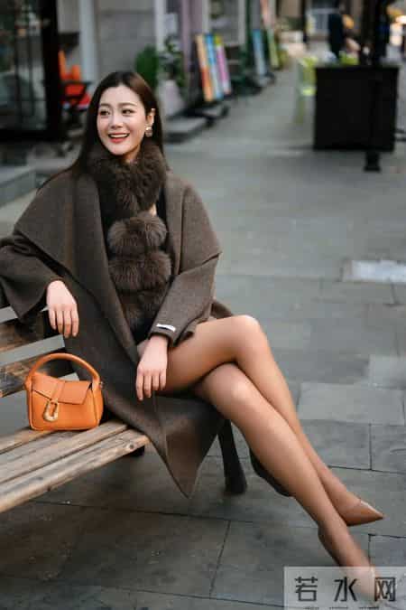 有气质的女人，都喜欢大衣里面配短裙，美的高级优雅！