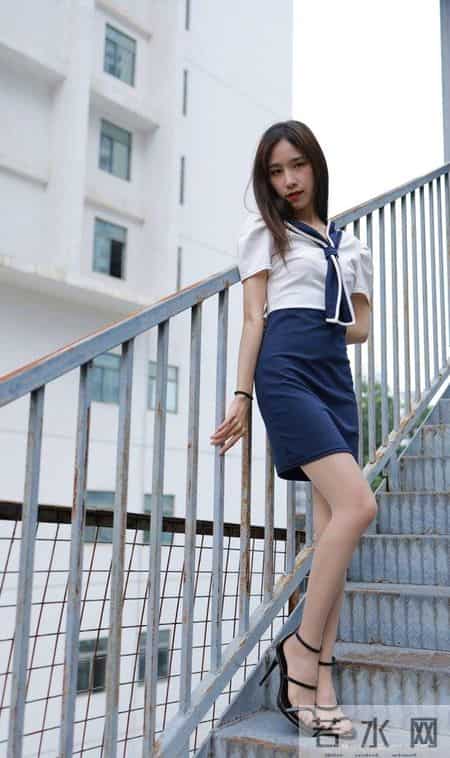 一条简约又有设计感的连衣裙,显瘦不挑人,小个子上身也无压力