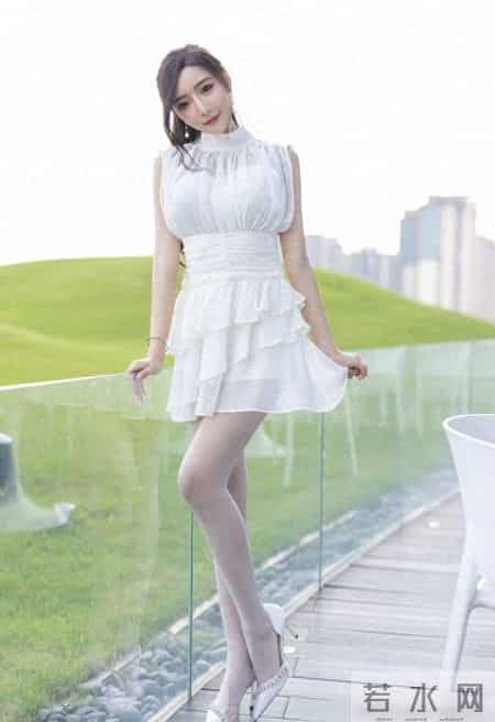 一条设计感满满的小白裙，兼顾上班和约会，让你日常通勤两不误