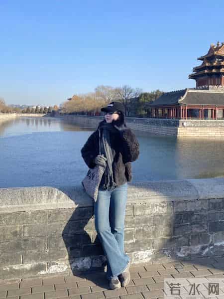 黑色毛绒外套+直筒牛仔裤，秋冬这样搭，复古又松弛~