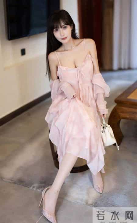 粉色吊带裙和披肩让女性在保持自己成熟的同时展现出青春和活力