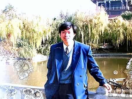 04年，父亲把双胞胎女儿送人，20年后疯狂寻找，只想知道过得如何