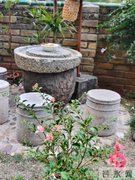 院子有个石磨盘,用来喝茶