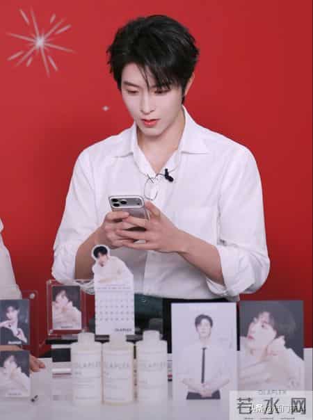 邱鼎杰直播白衬衫配金丝眼镜霸总范十足！衬衣褶皱多成槽点！