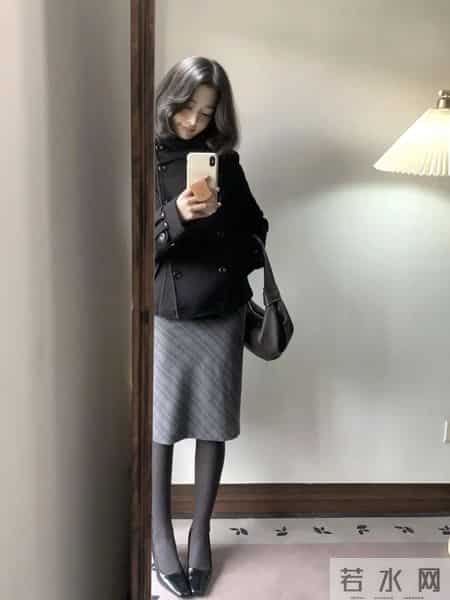 今年冬天黑色短外套+灰条纹裙+厚黑袜，通勤穿也太高级了