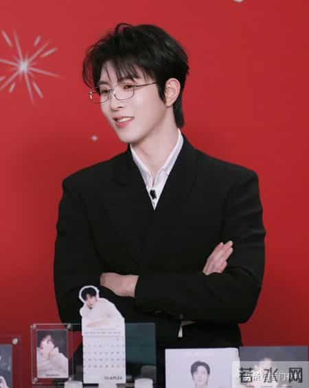 邱鼎杰直播白衬衫配金丝眼镜霸总范十足！衬衣褶皱多成槽点！