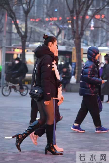 8厘米的黑色漆皮粗跟长靴，黑色打底裤，搭配黑色短款羽绒服