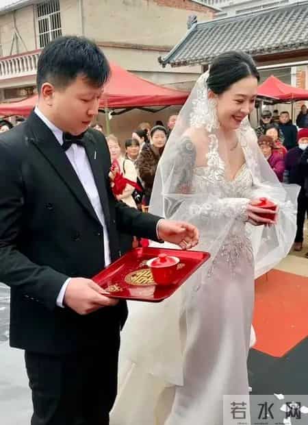 新娘花臂敬茶笑到停不下来新郎板着脸网友感慨有人上岸就有人接盘