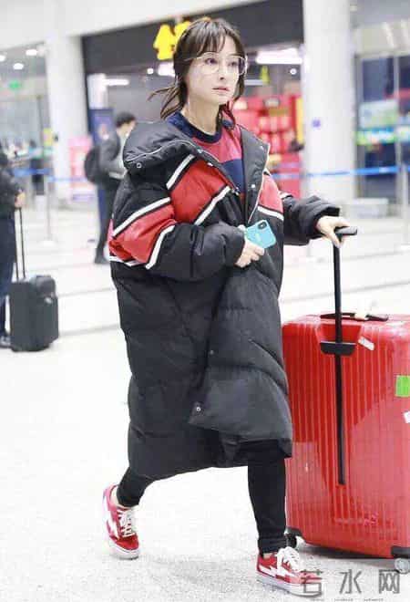 去上海发现，羽绒服没人搭小脚裤，满大街都在穿阔腿裤，高级时髦