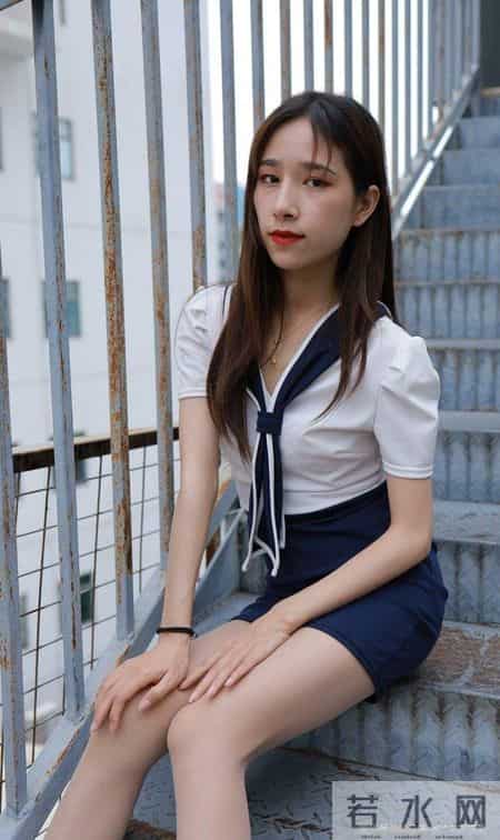 一条简约又有设计感的连衣裙,显瘦不挑人,小个子上身也无压力