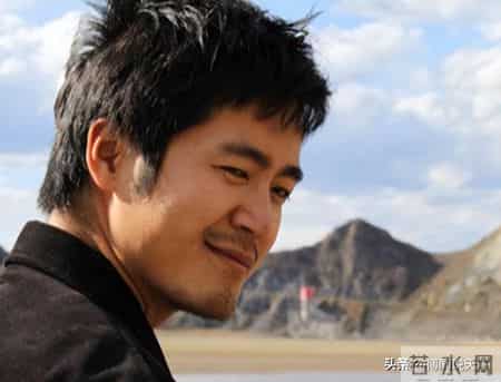 他28岁跳楼身亡,离开前顶楼徘徊3小时,留17字感人遗言告别人间