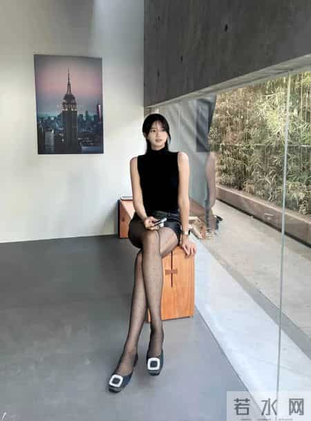 “咖啡馆拍照”穿什么？黑色上衣+西装裙最稳，怎么拍都不慌