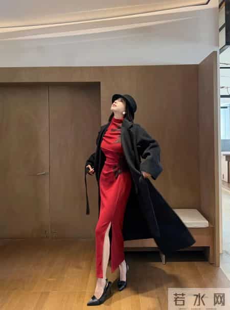 “黑红撞色大衣+高开衩红裙”，秋冬这样穿，冷艳又撩人~