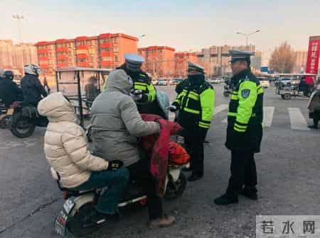 菏泽牡丹区：头盔没戴好，抓拍跑不了