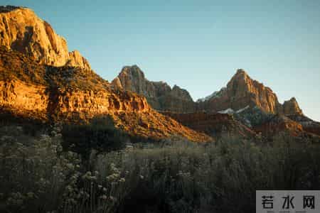 聪明的人，一生都在做两件事：风起时拼命攒钱，风停时拼命守钱
