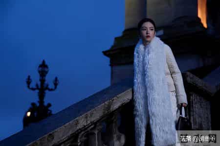 巴黎明星见光死！刘嘉玲发际线秃，周也脸肿，温碧霞一身红好辣眼