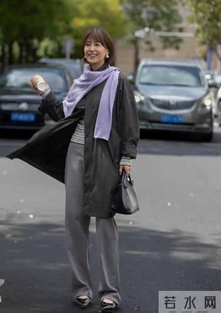 这个阿姨太会打扮：发剪短，衣穿简，58岁又美、又自然，值得借鉴