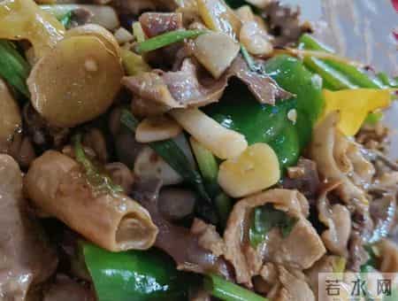 广东恩平，一家开在田野的大排档，每天满座，食客开300公里车来吃，碌鹅不预订吃不到