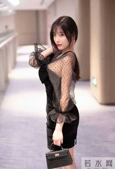 黑色丝绒连衣裙，自带高级显瘦的效果，让你韵味十足