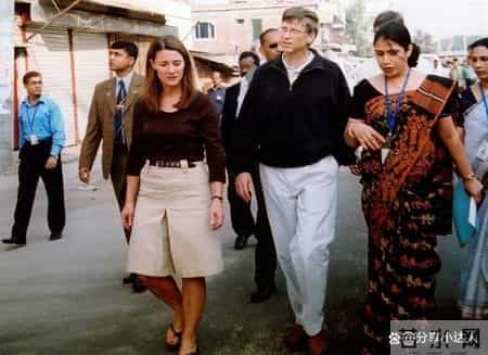 回顾：与小12岁男友甜蜜牵手，比尔盖茨前妻的 LV 老花穿搭，竟被嘲 “土豪感” 拉满