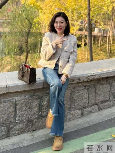 女人上了年纪后,尽量不要穿卫衣、小脚裤,换成这些会更时髦洋气